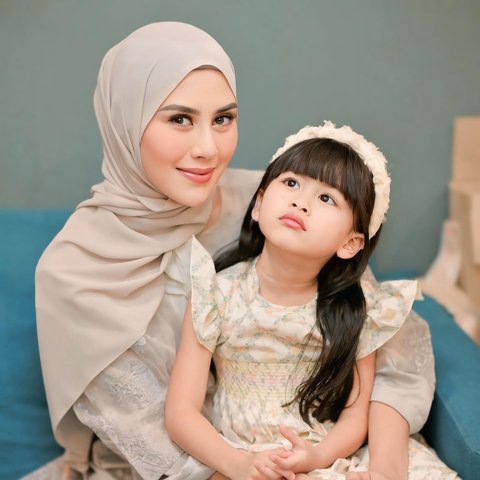 Makin Cantik Berhijab, Potret Syahnaz Sadiqah Bareng Zunaira yang Super Gemas 'Gini Rasanya Dicintai Ugal-ugalan'