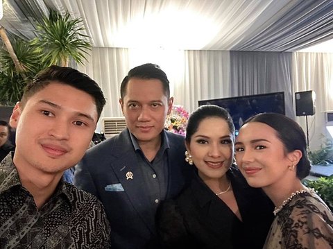 Vibes Ibu Pejabat, ini 7 Potret Cantik Beby Tsabina yang Kini Sudah Masuk Circle Anak Presiden