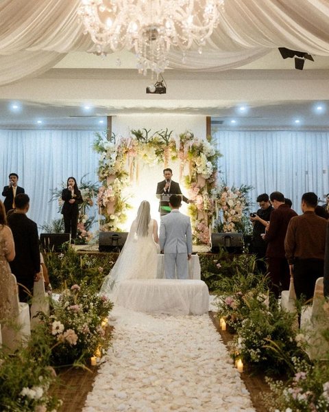 10 Momen Pernikahan Cassandra Lee & Ryuken Lie yang Intimate di Gereja, Resepsi Terpaksa Ditunda