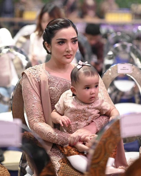 8 Potret Cantik Azura, Anak Kedua Atta Halilintar & Aurel Hermansyah yang Kini Sudah Sembilan Bulan