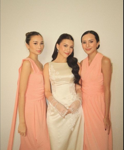 Jadi Bridesmaid di Pernikahan Cassandra Lee - Ryuken, Beby Tsabina dan Sephora Tampil Memukau