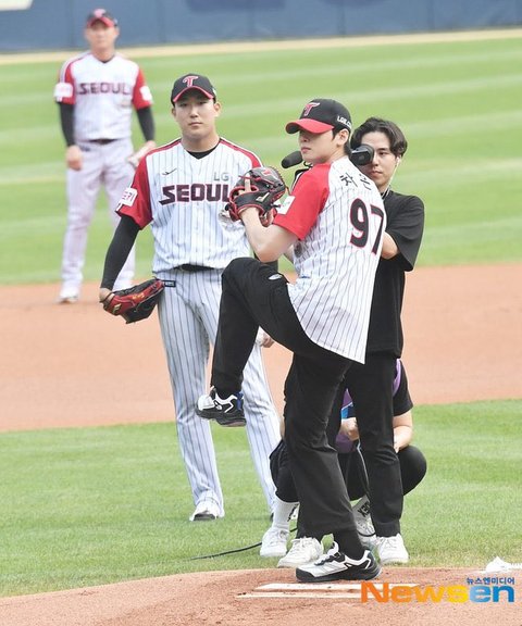 Visual Unreal, Potret Ganteng Cha Eun Woo Lakukan First Pitch di Pertandingan Baseball Langsung Buat Terpana