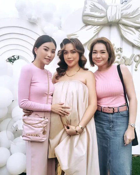 Sarwendah yang tampil dengan long sleeve top dan celana kulot serba warna baby pink. Wajahnya yang habis oplas nampak semakin sempurna.