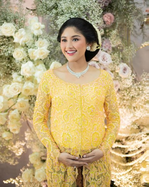 8 Potret Tingkeban Erina Gudono yang Sarat Filosofi Jawa, Anggun dengan Kebaya Kuning - Bayinya Diduga Perempuan