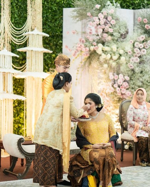 Cantiknya Erina Gudono di Acara Rangkaian Tingkeban, Pakai Kebaya Kuning Aura Bumil Makin Terpancar