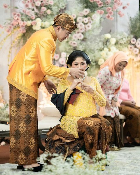 Cantiknya Erina Gudono di Acara Rangkaian Tingkeban, Pakai Kebaya Kuning Aura Bumil Makin Terpancar