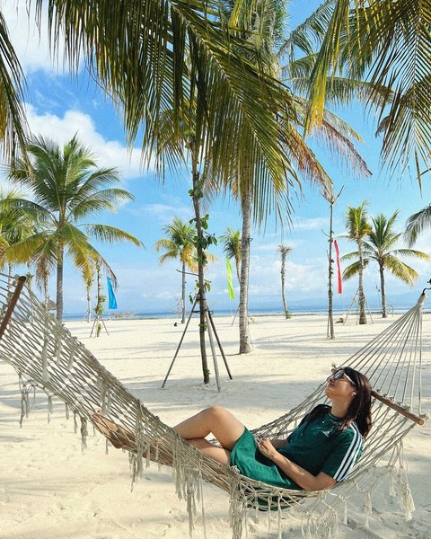 Tampak Menikmati Keindahan Pantai di Kawasan Nusa Lembongan