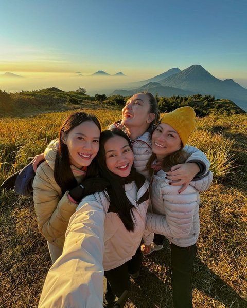 Keindahan Sunrise dan Hujan Meteor, 8 Foto Luna Maya Ketika Naik Gunung Prau Bersama Ketiga Sahabatnya