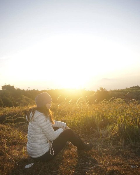 Foto Candid Dengan Keindahan Matahari Terbit