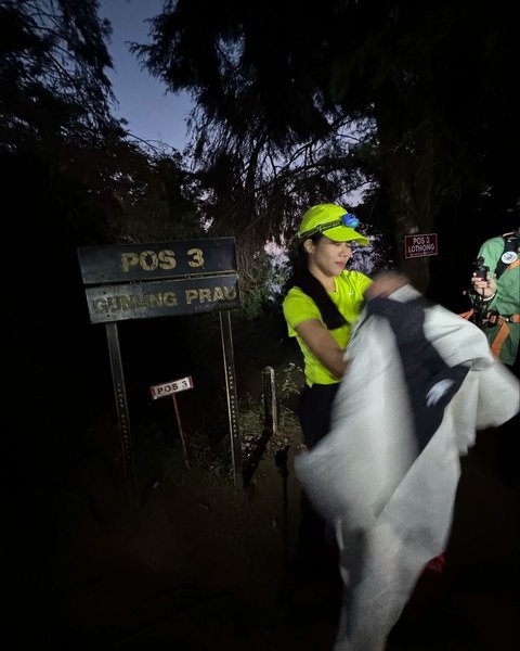 Yura Yunita Membagikan Foto Ketika di Pos 3 Gunung Prau