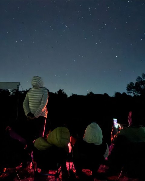 Keempatnya Tampak Menikmati Keindahan Langit Malam