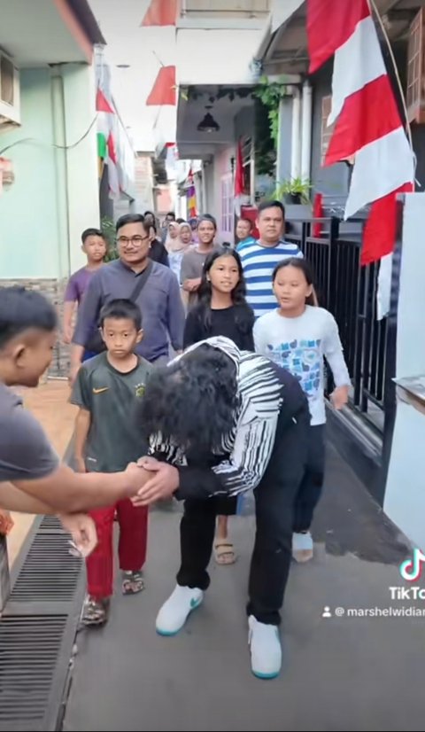 Indifferent to Criticism Ahead of the Regional Election, 8 Photos of Marshel Widianto Engaging with Residents, His Style Like a Official