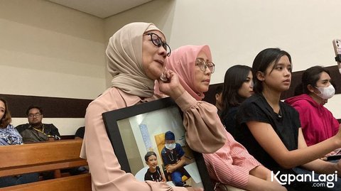 Momen Mengharukan di Ruang Sidang, Ibunda Tamara Tyasmara Meneteskan Air Mata Sambil Peluk Foto Dante