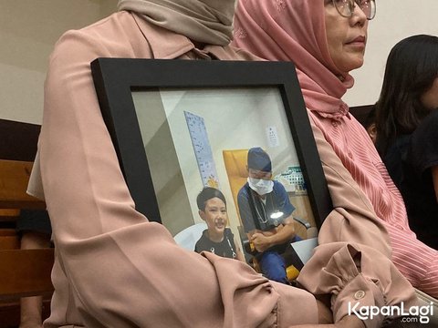 Momen Mengharukan di Ruang Sidang, Ibunda Tamara Tyasmara Meneteskan Air Mata Sambil Peluk Foto Dante