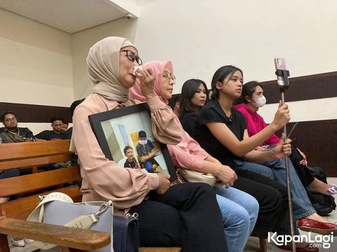 Momen Mengharukan di Ruang Sidang, Ibunda Tamara Tyasmara Meneteskan Air Mata Sambil Peluk Foto Dante