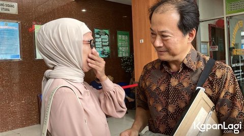 Momen Mengharukan di Ruang Sidang, Ibunda Tamara Tyasmara Meneteskan Air Mata Sambil Peluk Foto Dante