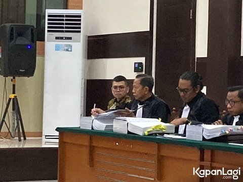 Momen Mengharukan di Ruang Sidang, Ibunda Tamara Tyasmara Meneteskan Air Mata Sambil Peluk Foto Dante