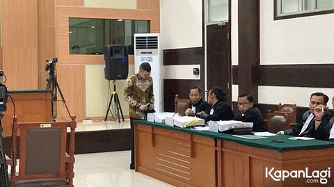 Momen Mengharukan di Ruang Sidang, Ibunda Tamara Tyasmara Meneteskan Air Mata Sambil Peluk Foto Dante