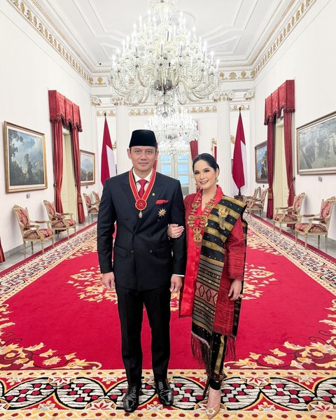 Annisa Pohan Hadiri Anugerah Bintang Mahaputra Nararya Bersama AHY, 8 Potret Cantik dengan Kebaya Merah & Kain Ulos