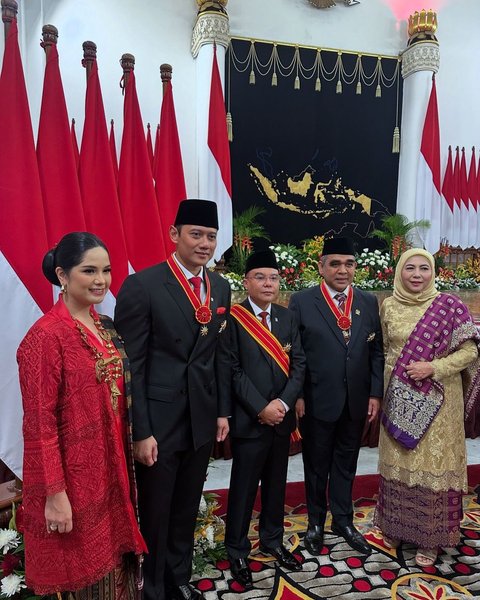 Annisa Pohan Hadiri Anugerah Bintang Mahaputra Nararya Bersama AHY, 8 Potret Cantik dengan Kebaya Merah & Kain Ulos