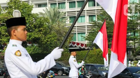 FOTO: Jelang HUT ke-79 Kemerdekaan RI, Aksi Paskibra Kibarkan Merah Putih Hiasi Monumen Selamat Datang