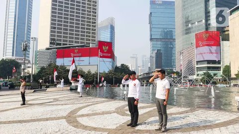 FOTO: Jelang HUT ke-79 Kemerdekaan RI, Aksi Paskibra Kibarkan Merah Putih Hiasi Monumen Selamat Datang