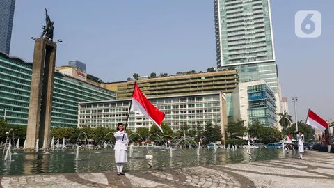 FOTO: Jelang HUT ke-79 Kemerdekaan RI, Aksi Paskibra Kibarkan Merah Putih Hiasi Monumen Selamat Datang