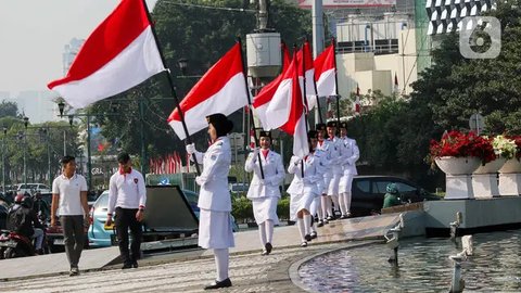 FOTO: Jelang HUT ke-79 Kemerdekaan RI, Aksi Paskibra Kibarkan Merah Putih Hiasi Monumen Selamat Datang