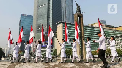 FOTO: Jelang HUT ke-79 Kemerdekaan RI, Aksi Paskibra Kibarkan Merah Putih Hiasi Monumen Selamat Datang