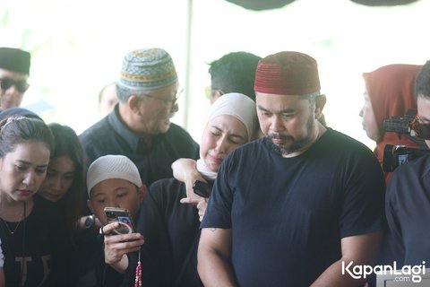 9 Foto Pemakaman Ibu Ferry Maryadi, Berusaha Kuat Menghadapi Kehilangan Saat Melihat Jenazah Almarhumah Dikuburkan