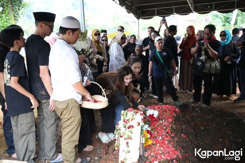 9 Foto Pemakaman Ibu Ferry Maryadi, Berusaha Kuat Menghadapi Kehilangan Saat Melihat Jenazah Almarhumah Dikuburkan