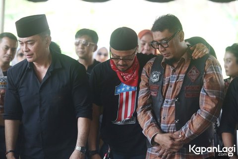 9 Foto Pemakaman Ibu Ferry Maryadi, Berusaha Kuat Menghadapi Kehilangan Saat Melihat Jenazah Almarhumah Dikuburkan