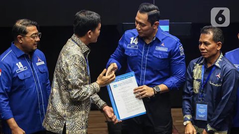 FOTO: Momen AHY Serahkan Surat Rekomendasi Partai Demokrat untuk Puluhan Bakal Calon Kepala Daerah di Pilkada 2024