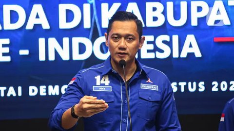 FOTO: Momen AHY Serahkan Surat Rekomendasi Partai Demokrat untuk Puluhan Bakal Calon Kepala Daerah di Pilkada 2024