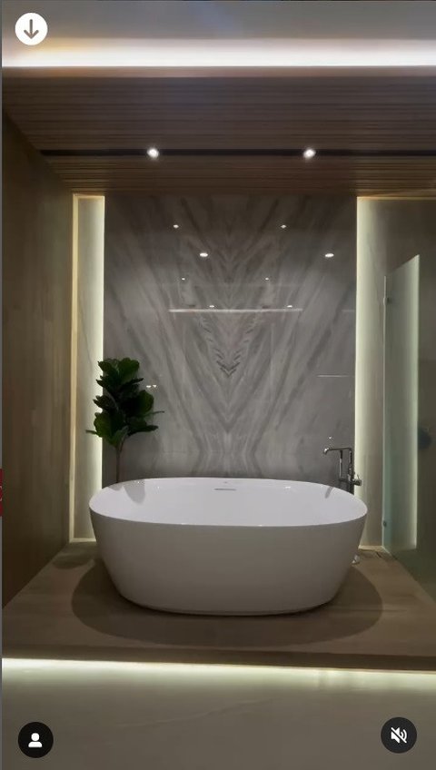 Salah satu poin utama dari kamar mandi mewah ini adalah bathtub besar yang ada di dalamnya. Dalam sebuah unggahan, bathtub ini bahkan disebut dapat menampung hingga 3 orang.<br><br>