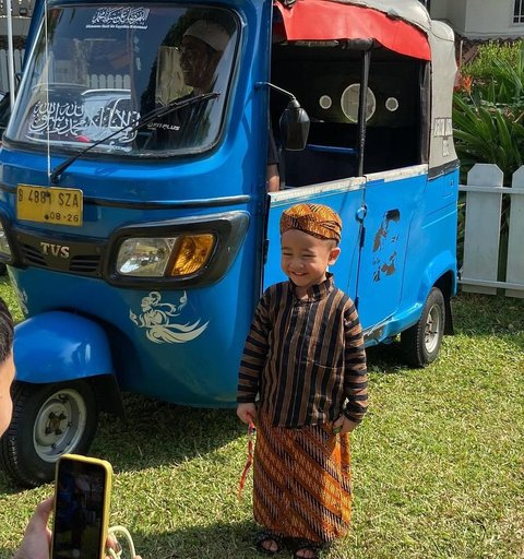 Dalam merayakan Hari Kemerdekaan dan menumbuhkan rasa cinta terhadap budaya tanah air, Rayyanza tampak sumringah mengenakan busana adat.<br><br>