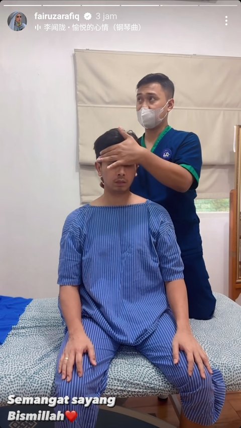 Sepulang dari rumah sakit, Sonny Septian rutin menjalani fisioterapi.