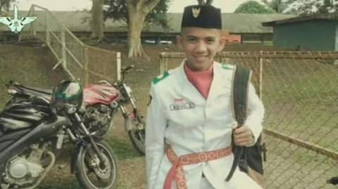 Dari Pasha Ungu hingga Desy Ratnasari, 11 Foto Artis yang Menjadi Anggota Pengibar Bendera