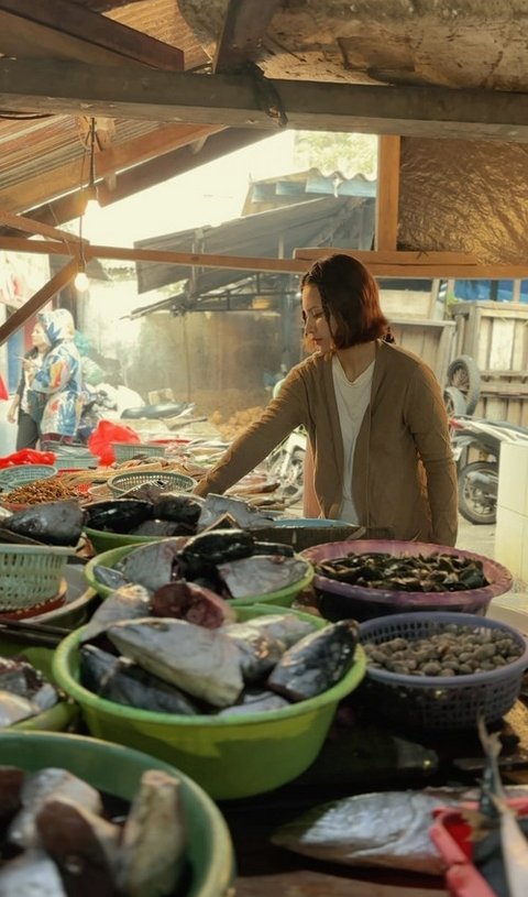 Potret Indah Permatasari Belanja di Pasar Tradisional, Tetap Santai Meski Jalanan Becek