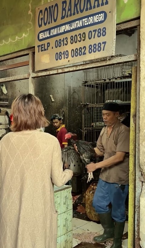 Potret Indah Permatasari Belanja di Pasar Tradisional, Tetap Santai Meski Jalanan Becek