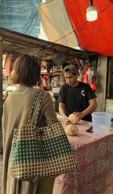 Potret Indah Permatasari Belanja di Pasar Tradisional, Tetap Santai Meski Jalanan Becek