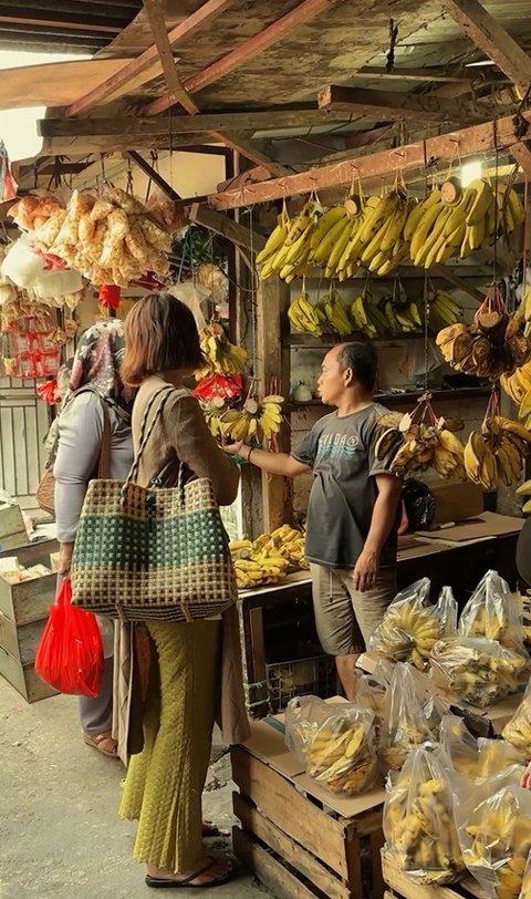 Potret Indah Permatasari Belanja di Pasar Tradisional, Tetap Santai Meski Jalanan Becek