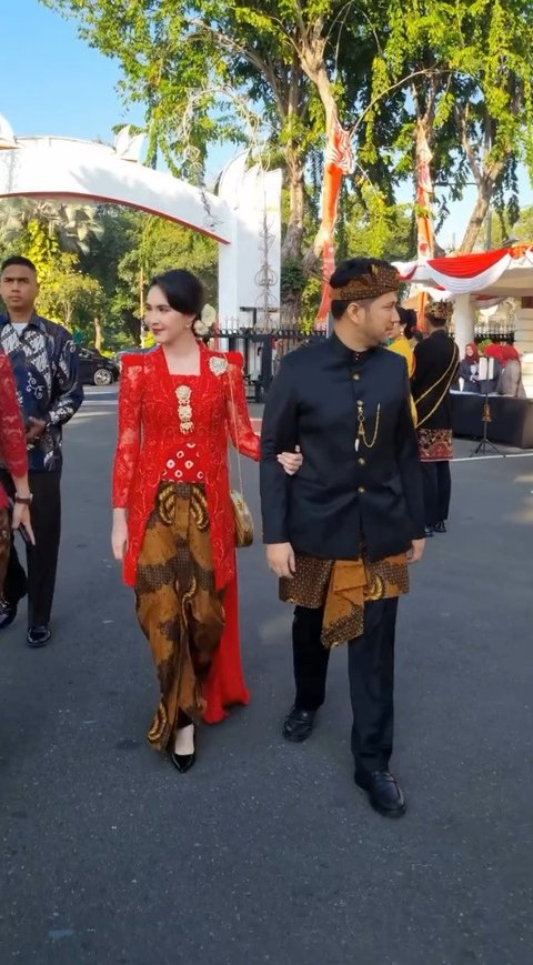 Menawan & Anggun, 7 Potret Arumi Bachsin  Hadiri Upacara HUT RI di Surabaya bersama Emil Dardak