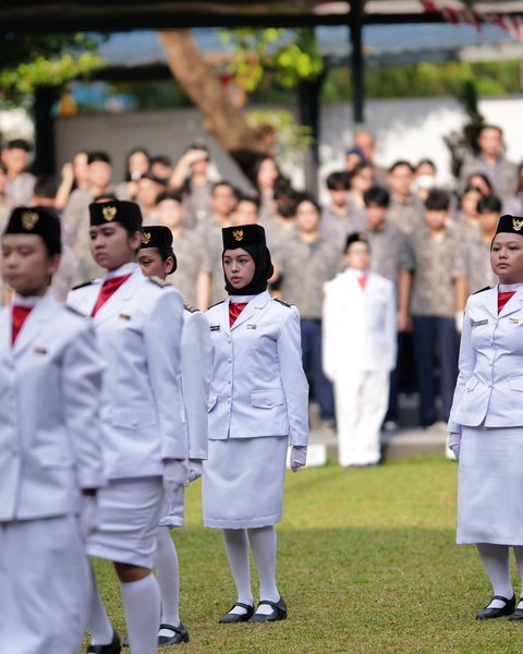 Bikin Orang Tua Terharu dan Bangga, 8 Potret Dua Putri Rionaldo Stokhorst Saat Jadi Anggota Paskibra