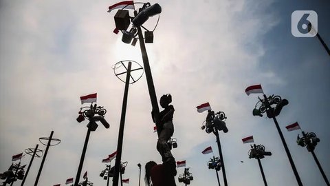 FOTO: Semarakkan HUT RI, Ratusan Orang Ikuti Lomba Panjat Pinang di Ancol Taman Impian