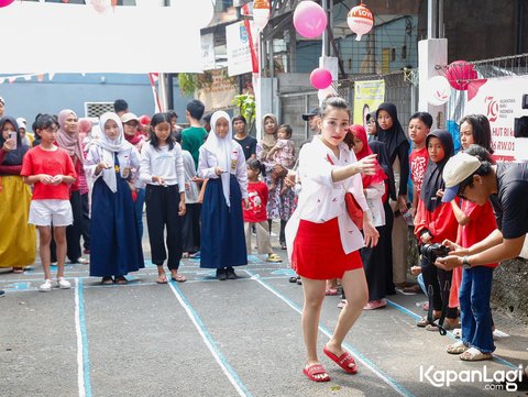 Deretan Potret Seru Ayu Ting Ting Ikut Lomba di Kampung Bareng Warga Sekitar