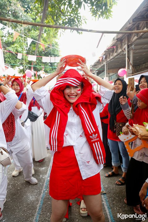 Deretan Potret Seru Ayu Ting Ting Ikut Lomba di Kampung Bareng Warga Sekitar