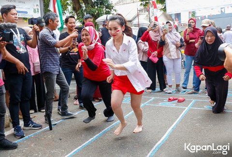 Deretan Potret Seru Ayu Ting Ting Ikut Lomba di Kampung Bareng Warga Sekitar