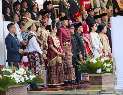 Juara Busana Terbaik, Potret Annisa dan Agus Yudhoyono Tampil Menawan Pakai Baju Adat Bugis - Dapat Hadiah Sepeda