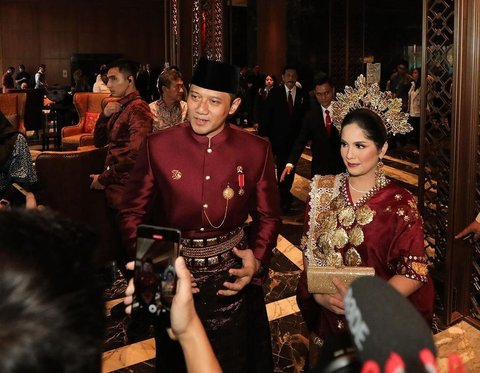 Juara Busana Terbaik, Potret Annisa dan Agus Yudhoyono Tampil Menawan Pakai Baju Adat Bugis - Dapat Hadiah Sepeda